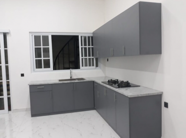 Kitchen set minimalis dengan kombinasi warna monokrom